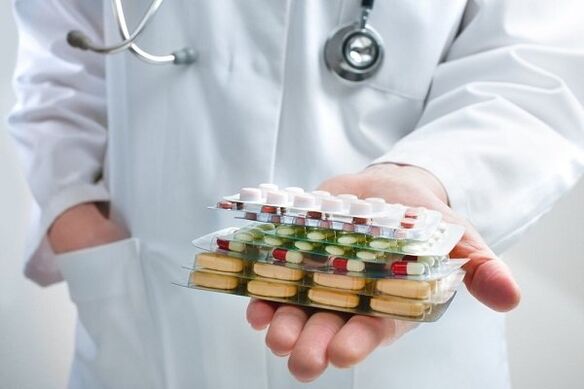 lekár navrhuje antibiotiká na prostatitídu