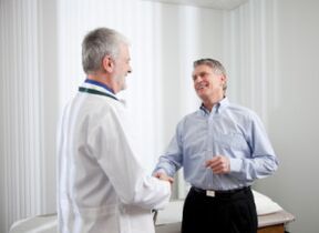 lekár a spokojný pacient vyliečený zápal prostaty